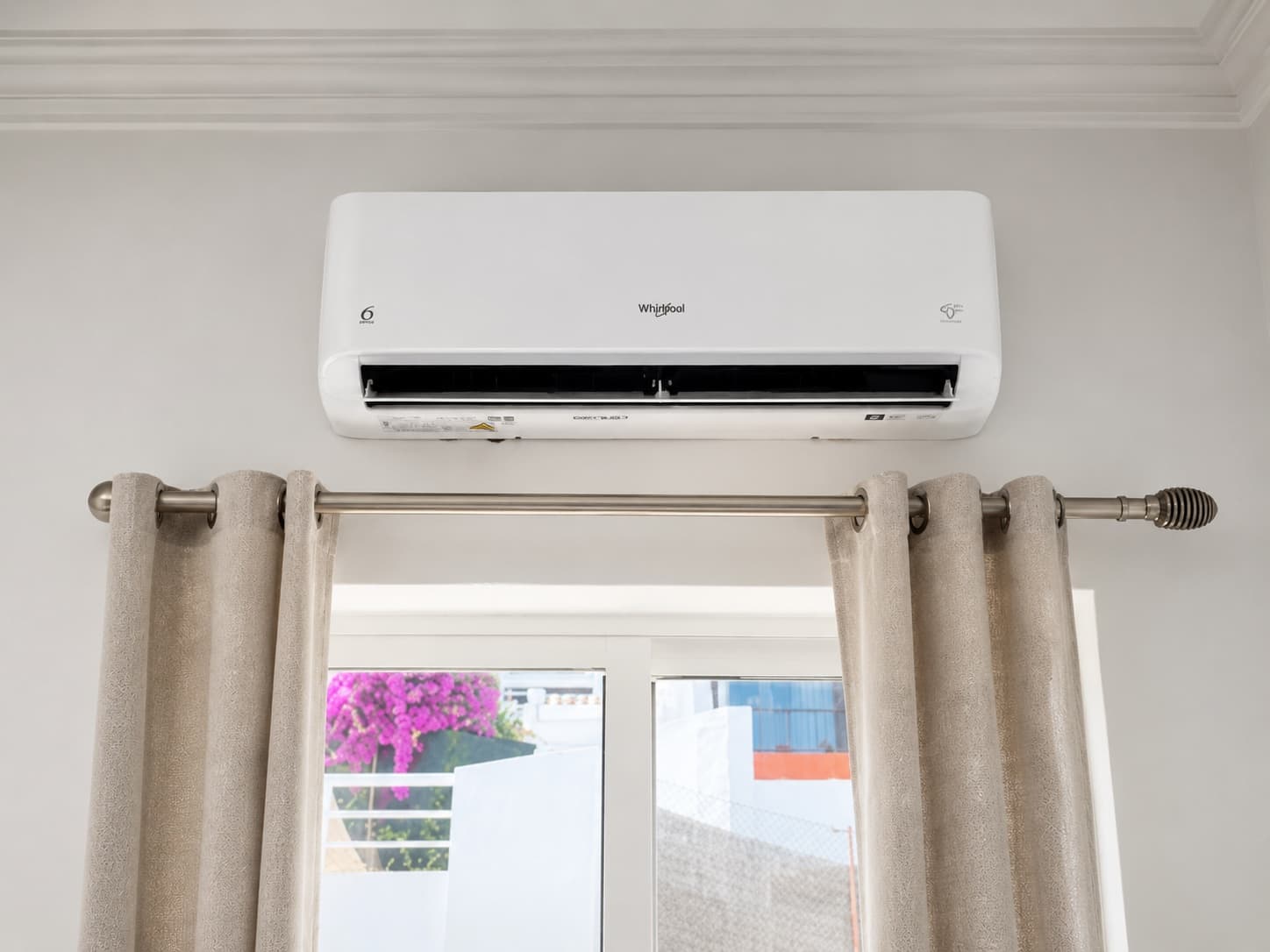 Unidade interior de ar condicionado instalada numa parede