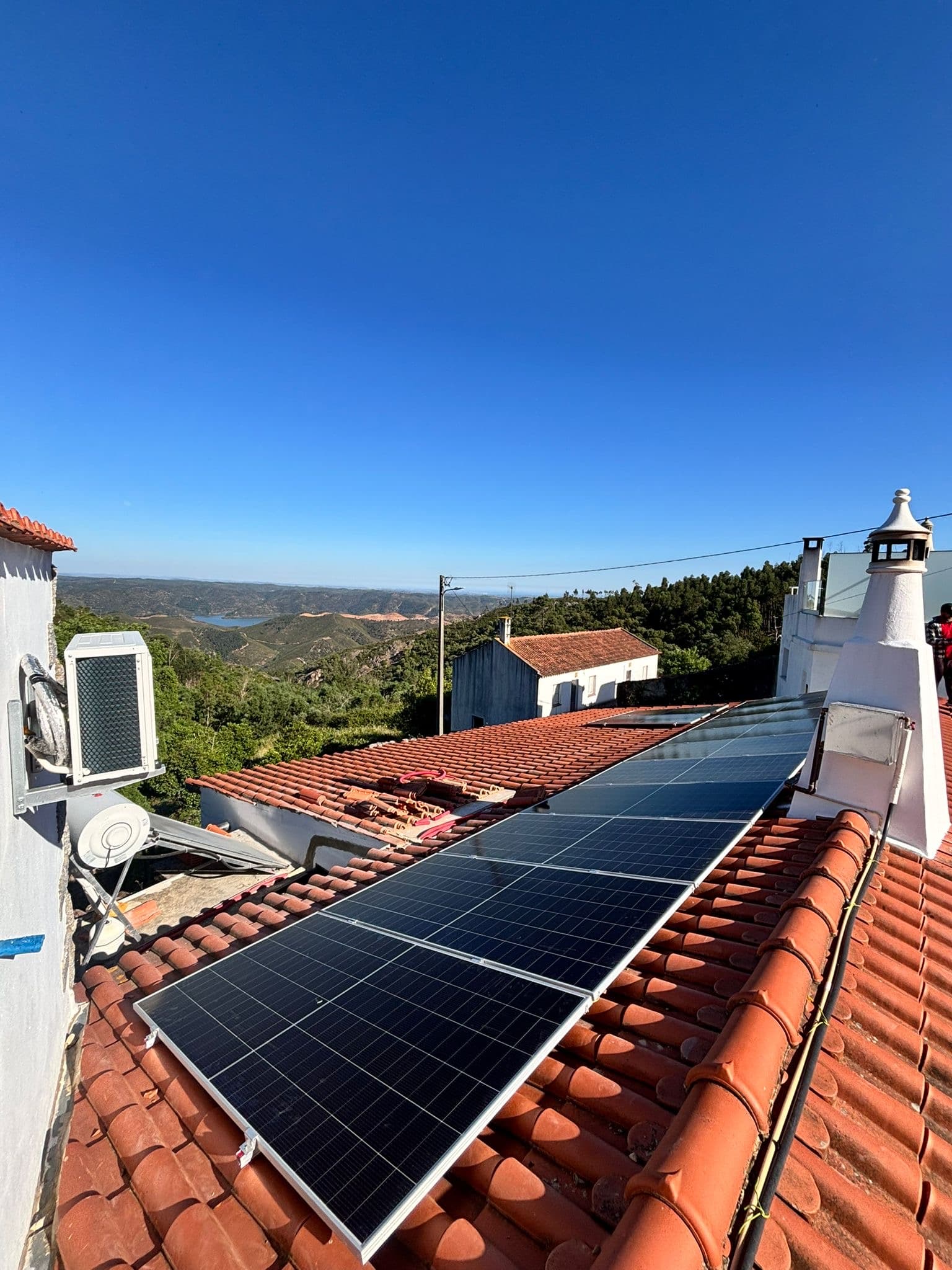 Exemplo de painéis solares fotovoltaicos instalados num telhado