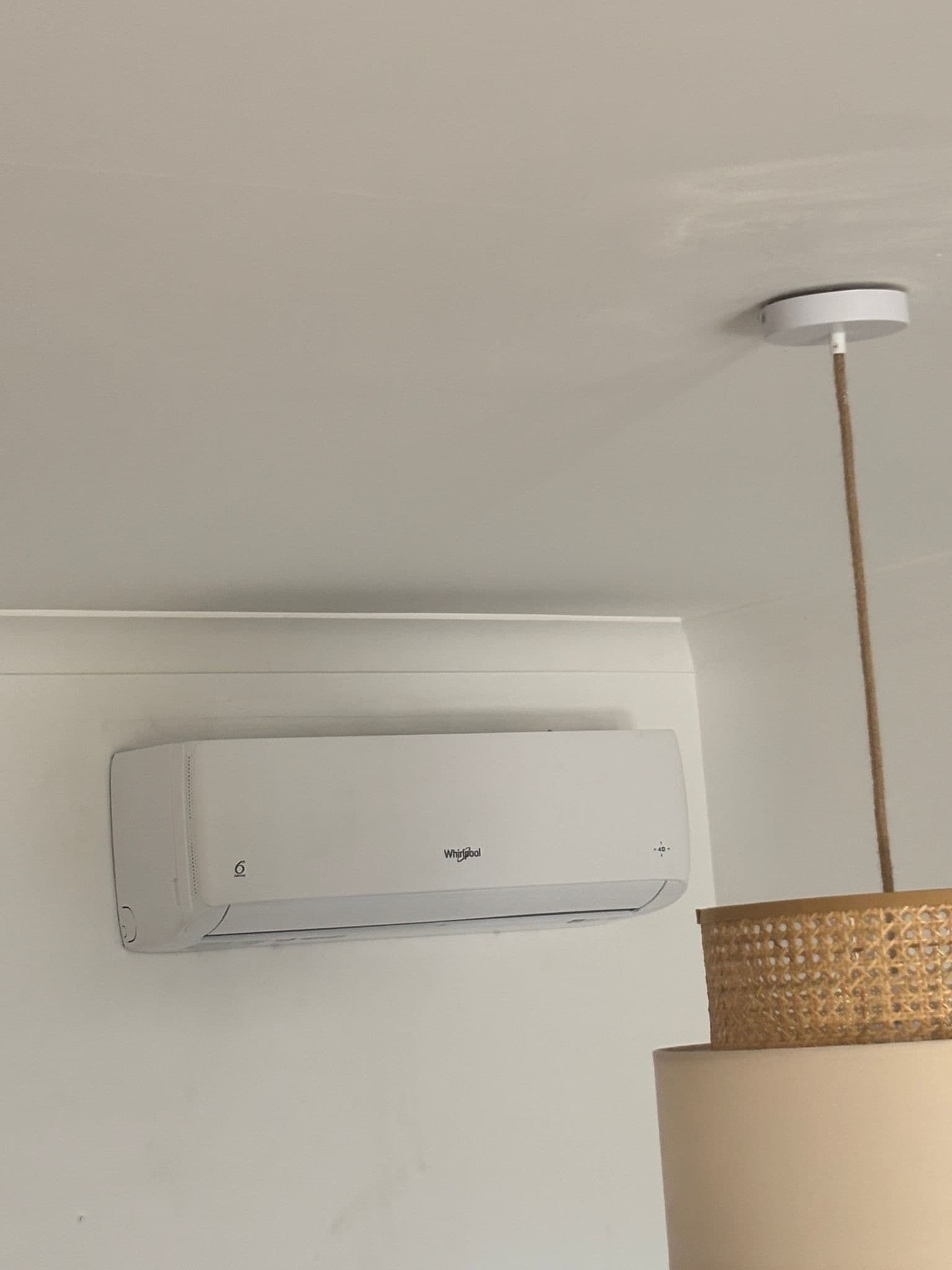 Unidade interior de ar condicionado Whirlpool instalada numa parede