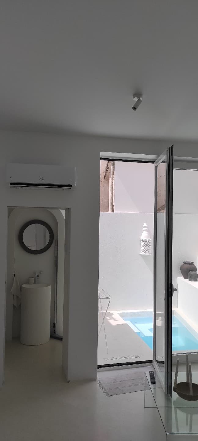 Ar condicionado instalado numa moradia com vista para a piscina