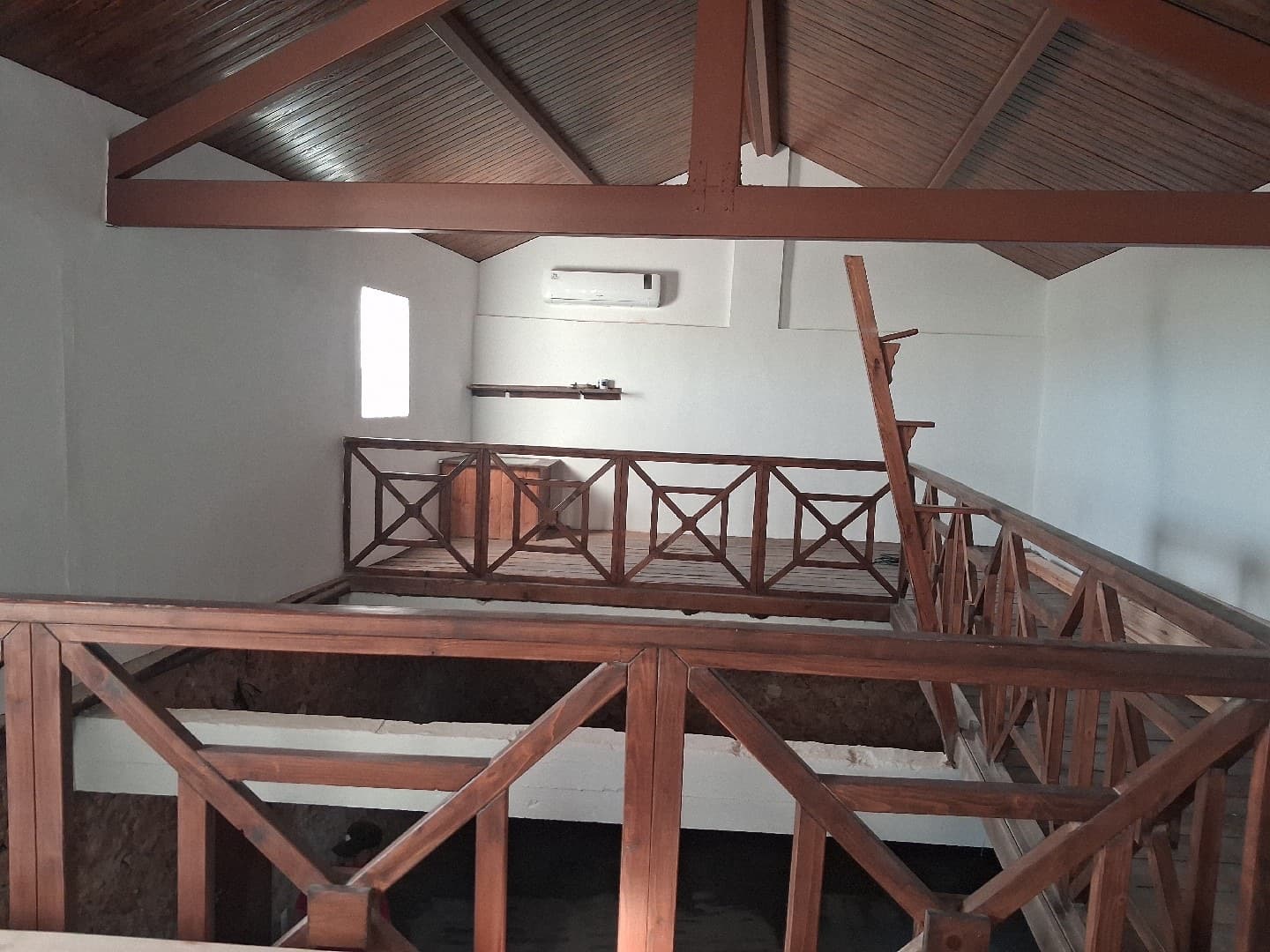 Ar condicionado instalado num sótão de madeira
